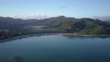 Luftaufnahme-Eines-Kleinen-Fischerdorfes-Am-Frühen-Morgen-Auf-Den-Philippinen