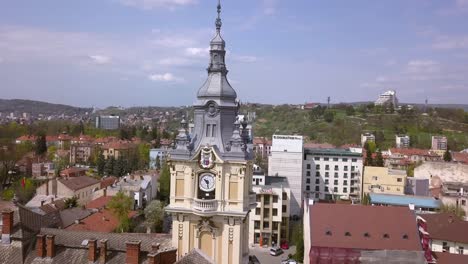Toma-Aérea-De-Drones-Empujando-Hacia-Una-Hermosa-Torre-De-Reloj-Antes-De-Revelar-El-Paisaje-Urbano-De-Cluj-Napoca-Rumania