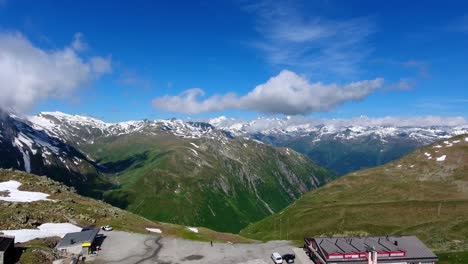 Sobrevolando-Nufenenpass-En-Los-Alpes-Suizos-A-Principios-Del-Verano-Con-Parches-De-Nieve-Sin-Derretir