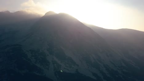 Weite-Aufnahme-Der-Luftdrohnenansicht-Der-Retezat-berge,-Rumänien