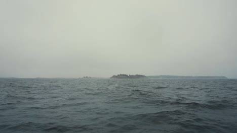 Segeln-In-Richtung-Einer-Insel-Während-Der-Sturmzeitlupe