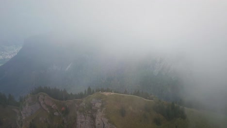 Esta-Foto-De-Dron-Está-Tomada-Desde-La-Cima-De-Una-Montaña-En-Suiza