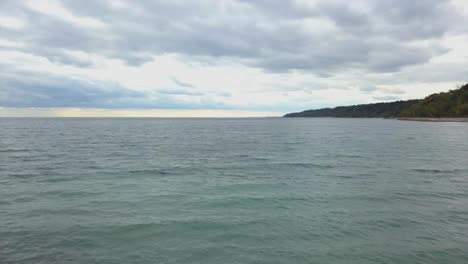 Drone-clip-of-Lake-Ontario-and-one-of-his-beach,-during-a-cloudy-day