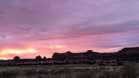 Epic-sunrise-over-large-rock-formations-in-southern-Utah
