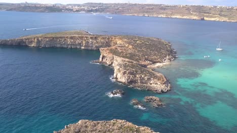 Vista-Aérea-Panorámica-De-La-Isla-De-Comino-Y-La-Laguna-Azul-En-Malta