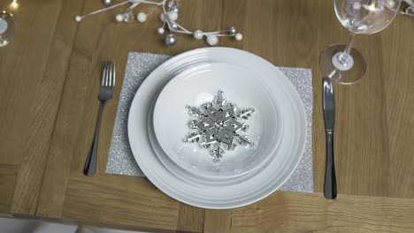 Weihnachtstisch-Mit-Platte---Silberne-Schneeflocke