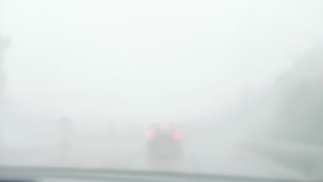 Innenansicht-Des-Autos-Fahren-In-Nebelbewölkter-Straße