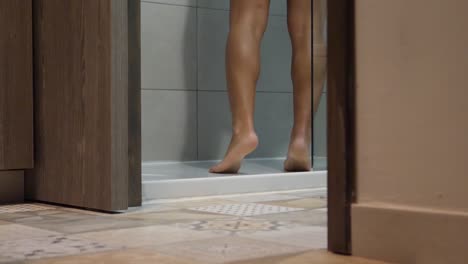 Low-Angle-View-Der-Füße-Der-Frau,-Wie-Sie-In-Die-Dusche-Kommt