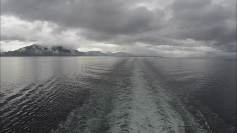 Kielwasser-Eines-Kreuzfahrtschiffes-In-Alaska