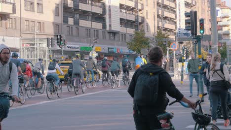 Cámara-Lenta-Cerca-De-Personas-Corriendo-Y-Andando-En-Bicicleta-En-El-Centro-De-La-Ciudad-De-Estocolmo