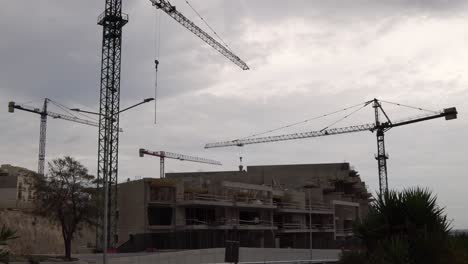 Video-Aus-Malta-über-Eine-Baustelle-An-Einem-Windigen-Wolkigen-Tag