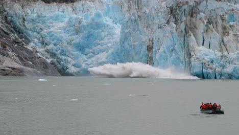 Kalben-Des-Schmelzenden-Sawyer-Gletschers-In-Zeitlupe-In-Tracy-Arm,-Alaska-4k