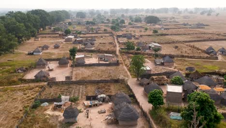 Traditionelles-Dorf-Mit-Strohdach-In-Senegal,-Afrika
