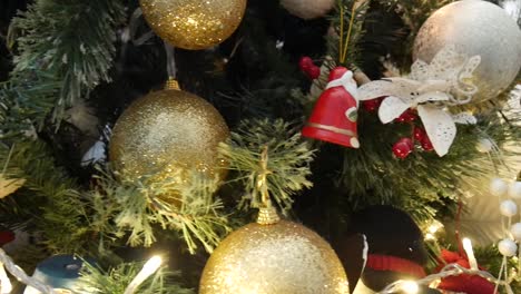 Pan-De-Cerca-A-Través-De-Un-árbol-De-Navidad-Decorado-Que-Revela-Hermosas-Decoraciones-Rojas,-Blancas-Y-Doradas