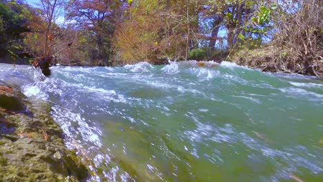 Schnell-Fließender-Fluss-Hautnah-Mit-Herbstfarben