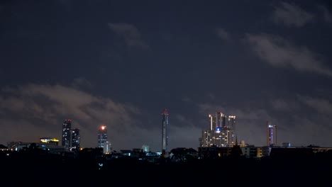 Zeitraffer-Eines-Bewölkten-Himmels-Nachts-über-Einigen-Gebäuden-In-Bangkok,-Thailand