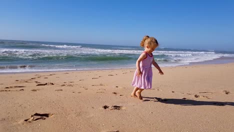Kleinkindmädchen,-Das-Am-Strand-Läuft-Und-Spaß-Hat