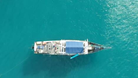 Aerial-view-of-Sailing-ship-on-The-Whitsundays