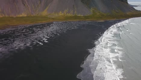 Una-Foto-Reveladora-De-Una-Montaña-En-Hofn,-Sur-De-Islandia