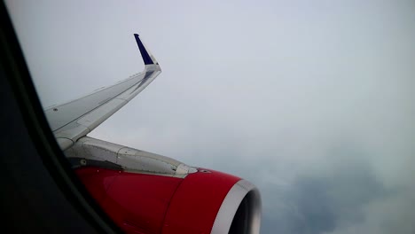 Verkehrsflugzeugfensteransicht-Während-Turbulenzen