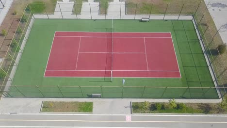Das-Ziel-Beim-Tennis-Ist-Es,-Den-Ball-über-Das-Netz-Auf-Das-Feld-Des-Anderen-Spielers-Zu-Schlagen