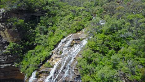 Water-is-Falling-at-Blue-Mountains-Nationalpark---Sydney