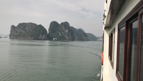 Junk-boat-travels-within-Ha-Long-Bay-in-Vietnam