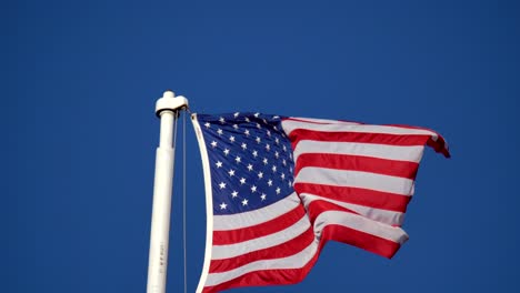 Bandera-Americana-Contra-Un-Fondo-De-Cielo-Azul