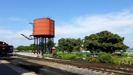 Torre-De-Agua-De-La-Estación-De-Strasburg-En-Tierras-De-Cultivo-Amish