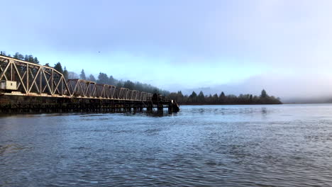 Große-Drehgelenk-Eisenbahnbrücke-Aus-Stahl,-Die-Die-Bucht-Des-Umpqua-Flusses-In-Der-Nähe-Von-Reedsport-Oregon-überspannt