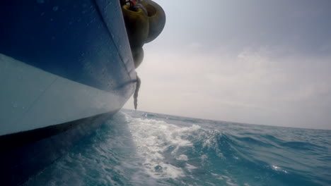 Barco-De-Esnórquel-Que-Viaja-En-El-Océano-En-Las-Maldivas