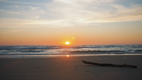 Wellen-Brechen-Bei-Sonnenuntergang-Vor-Der-Küste-Zusammen