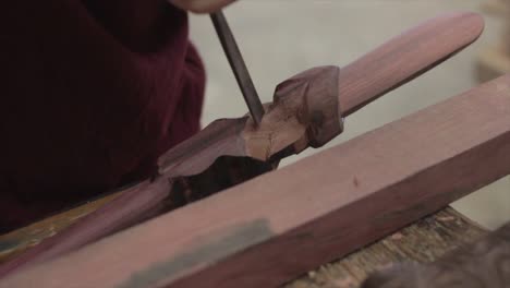 Nahaufnahme-Auf-Einem-Holzschnitzerwerkzeug,-Mit-Dem-Ein-Stück-Holz-Geformt-Wird