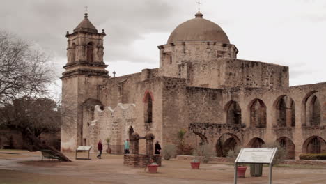 This-is-a-wide-shot-of-the-Mission-San-Jose-in-San-Antonio,-TX