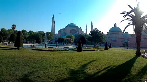 Vista-De-Hagia-Sophia-Cerca-De-La-Mezquita-Azul-En-Estambul,-Turquía