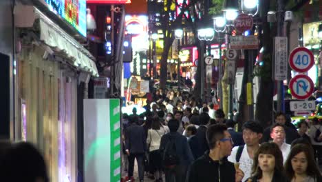 Ein-Blick-Auf-Die-Takeshita-Straße-Mit-Menschenmenge-Bei-Nacht-Im-Zeitraffer