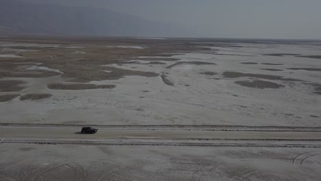 Luftdrohne-Schoss-Folgendes-Fahrzeug-Im-Desert-Death-Valley