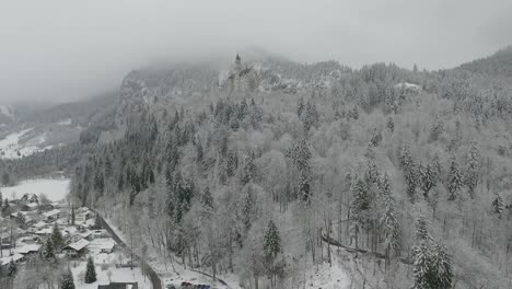Luftbild-Von-Neuschwanstein,-Das-Beim-Fliegen-In-Richtung-Zum-Schloss-An-Höhe-Gewinnt