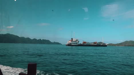 Vom-Bootsfenster-Aus-Beobachten,-Wie-Wir-Segeln-Und-An-Einem-Großen-Handelsschiff-Vorbeifahren