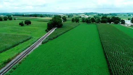 Vías-De-Tren-En-El-Campo-Amish-Y-Tierras-De-Cultivo-Vistas-Por-Drones