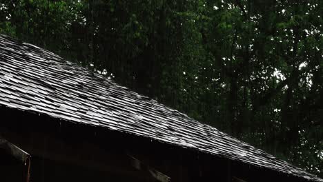 Regen-Strömt-Auf-Das-Dach