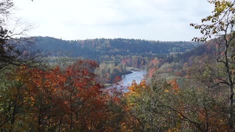 Blick-über-Den-Fluss-Im-Herbst