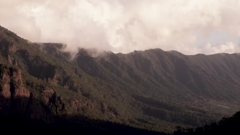 Nubes-Moviéndose-Lentamente-Sobre-Cumbe-Vieja-Durante-La-Puesta-De-Sol-En-La-Isla-De-La-Palma
