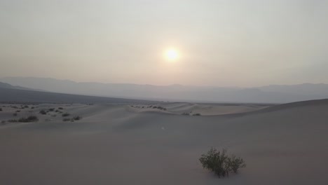 Luftdrohnenaufnahme-Einer-Sanddüne-Mit-Sonne-Im-Death-Valley