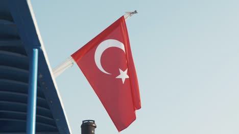Türkische-Flagge-Am-Heck-Der-Fähre-Breiter-Schwenk-Nach-Unten-Schuss-Hafen-Mytilene-Zoom-In-Handheld