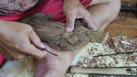 Handwerker-In-Bali,-Der-Holzstatue-Herstellt