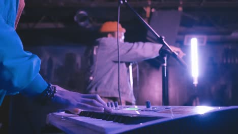 Atlanta,-Ga---15.-Dezember-2018:-Nahaufnahme-Der-Hände-Eines-Keyboarders-Während-Eines-Lebhaften-Und-Energiegeladenen-Hip-Hop-Konzerts-In-Einem-Unterirdischen-Städtischen-Nachtclub,-Der-Bei-Millennials-Beliebt-Ist