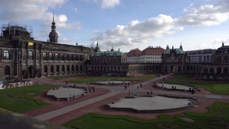 Famoso-E-Histórico-Palacio-Zwinger-En-La-Ciudad-De-Dresden-Y-Algunos-Turistas