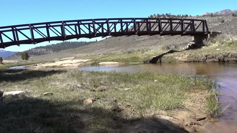 Un-Puente-Sobre-El-Río-Kern-En-Un-Prado