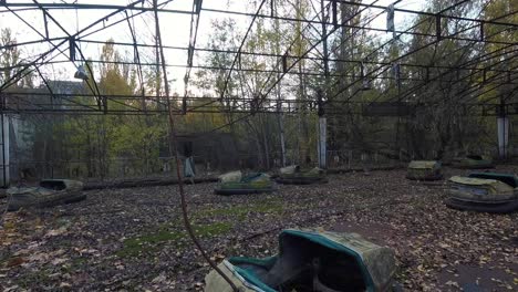 Tschernobyl:-Verfallene-Autoscooter-Im-Vergnügungspark-In-Prypjat,-Ukraine